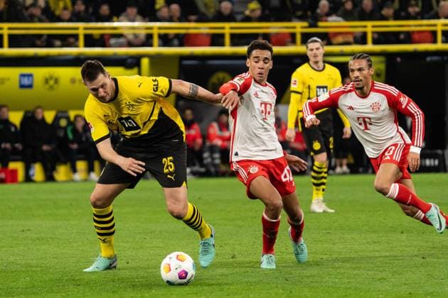 GER, 1 FBL, Borussia Dortmund vs FC Bayern München Muenchen 04 11 2023, Signal Iduna Park, Dortmund, GER, 1 FBL, Borussia Dortmund vs FC Bayern München Muenchen In the picture duel between Niklas Süle BV Borussia Dortmund, 25 and Jamal Musiala FC Bayern München Muenchen, 42 nordphotoxGmbHxx xChristianxSchulze nph000300