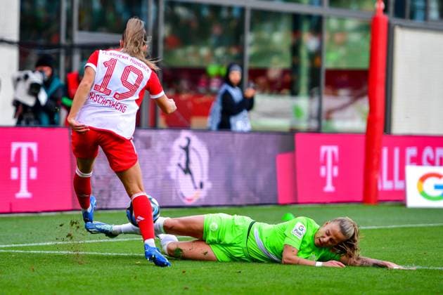 v li Katharina Naschenweng FC Bayern Munich, FCB, 19 Lynn Wilms Wolfsburg, 2 in duel, duel, tackle, dynamics, action, action, 05 11 2023, Munich Germany , Football, Google Pixel Women Bundesliga, FC Bayern Munich VfL Wolfsburg, DFB DFL REGULATIONS PROHIBIT ANY USE OF PHOTOGRAPHS AS IMAGE SEQUENCES AND OR QUASI VIDEO xslx