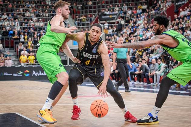 Jaren Lewis MHP Riesen Ludwigsburg, 08 in the pincers of Vasilis Charalampopoulos Banco di Sardegna Sassari, 33 , left and Alfonso McKinnie Banco di Sardegna Sassari, 28 , right MHP Riesen Ludwigsburg Dinamo Sassari, Sport, Basketball, Basketball Champions League, Season 2023 24, 07 11 2023, Ludwigsburg MHPArena , DEU MHP Riesen Ludwigsburg Dinamo Sassari, 07 11 2023, Ludwigsburg MHPArena , DEU Ludwigsburg Copyright: xSandyxDinkelackerx EP_SDR