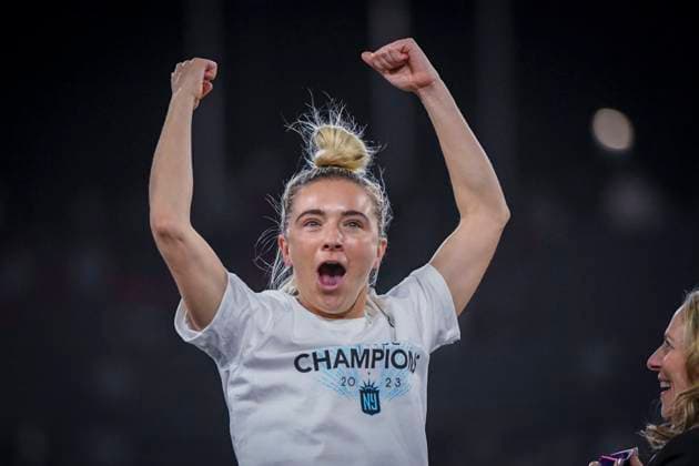 San Diego, United States, November 11th, 2023: Kristie Mewis (19 Gotham FC) during the awards ceremony after the National Women?s Soccer League Championship between OL Reign and Gotham FC at Snapdragon Stadium in San Diego, CA United States (EDITORIAL USAGE ONLY). (Rebekah Wynkoop SPP) Copyright: xRebekahxWynkoopx xSPPx spp-en-ReWySp-D52_4496_1A