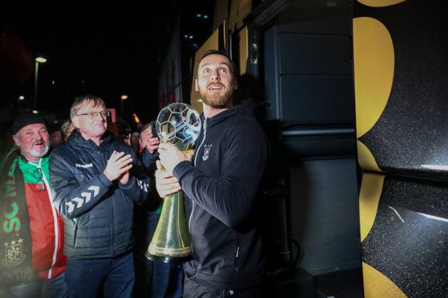 13 11 2023, xtgx, Handball, IHF Super Globe, Reception Club World Champion SC Magdeburg emspor v l Christian O Sullivan Magdeburg, 24 with the cup Magdeburg