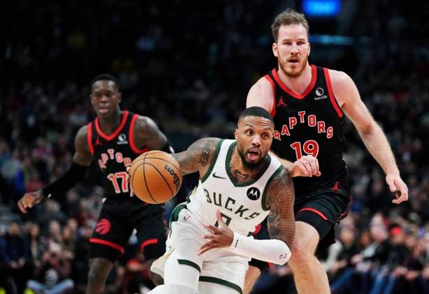 Bilder des Jahres 2023, Sport 11 November Sport Themen der Woche KW46 Sport Bilder des Tages November 15, 2023, Toronto, ON, Canada: Milwaukee Bucks Damian Lillard (0) drives past Toronto Raptors Jakob Poeltl (19) during first half NBA, Basketball Herren, USA basketball action in Toronto on Wednesday, Nov. 15, 2023. Canada News - November 15, 2023 - ZUMAc35_ 20231115_zaf_c35_106 Copyright: xFrankxGunnx