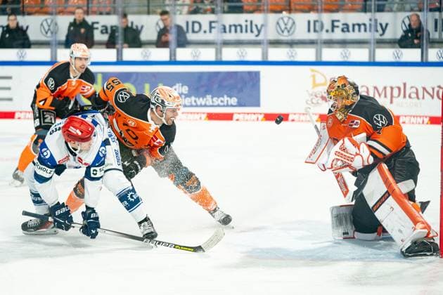 Phil Hungerecker Nr 94 Schwenninger Wild Wings vs Ryan Button Nr 55 Grizzlys Wolfsburg in front of the goal of Dustin Strahlmeier Nr 1 Grizzlys Wolfsburg GER, Grizzlys Wolfsburg vs Schwenninger Wild Wings, Ice Hockey, Penny DEL, Season 2023 24, 16 11 2023 GER, Grizzlys Wolfsburg vs Schwenninger Wild Wings, Ice Hockey, Penny DEL, Season 2023 24, 16 11 2023 Wolfsburg Copyright: xEibner-Pressefoto DanielxREINELTx EP_DRT