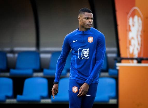 ZEIST - Denzel Dumfries during a training session of the Dutch national team, Nationalteam at the KNVB Campus on November 17, 2023 in Zeist, the Netherlands. The Dutch national team is preparing for the European Championship, EM, Europameisterschaft qualifying match against Ireland. ANP KOEN VAN WEEL UEFA EURO, EM, Europameisterschaft,Fussball 2024 Qualifying MD-1 2023 2024 xVIxANPxSportx xxANPxIVx 484091952 originalFilename: 484091952