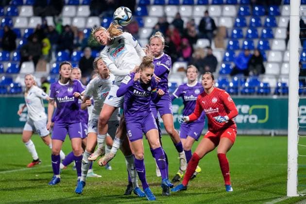 v li Lisa Doorn TSG, 14 , Jacqueline Meißner Meissner, SGS, 16 , Beke Sterner SGS, 19 , header, header duel, game scene, duel in the air, action, action, in the penalty area, penalty area scene, 17 11 2023, Sinsheim Hoffenheim Germany , Football, Google Pixel Frauen Bundesliga, TSG 1899 Hoffenheim SGS Essen, 17 11 2023, Sinsheim Hoffenheim Germany , Football, Google Pixel Frauen Bundesliga, TSG 1899 Hoffenheim SGS Essen, DFB DFL REGULATIONS PROHIBIT ANY USE OF PHOTOGRAPHS AS IMAGE SEQUENCES AND OR QUASI VIDEO xozx