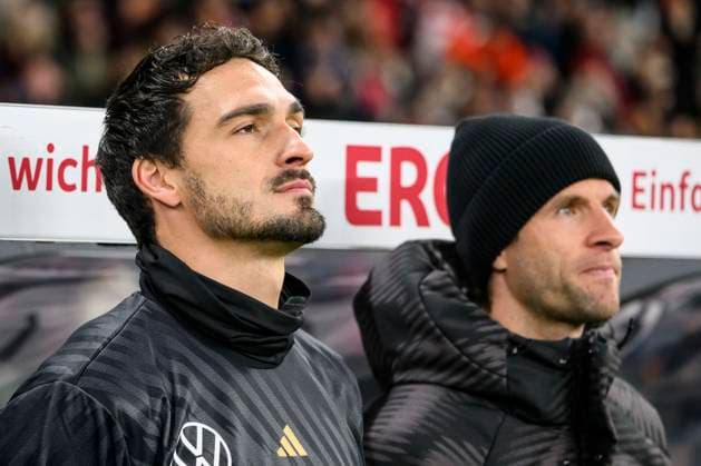 v l Mats Hummels Germany, 05 , Thomas Mueller Germany, 25 , on the bench, during the national anthem, GER, Berlin, Germany vs Turkey, Laenderspiel, Nationalmannschaft, DFB Team, Spielzeit 2023 2024, 18 11 23, DFL REGULATES PROHIBIT ANY USE OF PHOTOGRAPHS AS IMAGE SEQUENCES AND OR QUASI VIDEO, GER, Berlin, friendly match, Germany vs Turkey, international match, 2023 2024 season, 18 11 23 Berlin Copyright: xUwexKoch Eibner-Pressefotox EP_UKH