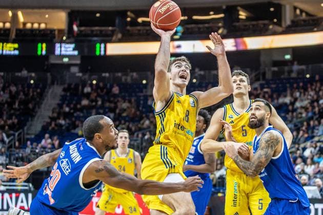 19 11 23, Berlin, Basketball, 1 Bundesliga, easyCredit BBL, Main Round, Matchday 8, Mercedes Benz Arena ALBA Berlin MBC Syntainics ALBAs Ziga Samar comes out on top ALBA BERLIN MBC Syntainics