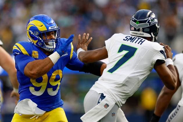 INGLEWOOD, CA - NOVEMBER 19: Los Angeles Rams defensive tackle Aaron Donald (99) pressures Seattle Seahawks quarterback Geno Smith (7) in the first quarter during an NFL, American Football Herren, USA regular season game on November 19, 2023, at SoFi Stadium in Inglewood, CA. (Photo by Brandon Sloter Icon Sportswire) NFL: NOV 19 Seahawks at Rams EDITORIAL USE ONLY Icon231119022