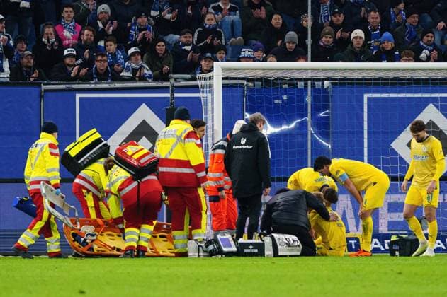 Head injury Saulo Decarli Eintracht Braunschweig, 03 GER, Hamburger SV vs Eintracht Braunschweig, Football, 2 Bundesliga, Matchday 14, Season 2023 2024, 24 11 2023 DFL REGULATES PROHIBIT ANY USE OF PHOTOGRAPHS AS IMAGE SEQUENCES AND OR QUASI VIDEO GER, Hamburger SV vs Eintracht Braunschweig, Football, 2 Bundesliga, Matchday 14, Season 2023 2024, 24 11 2023 Hamburg Copyright: xEibner-Pressefoto MarcelxvonxFehrnx EP_MFN