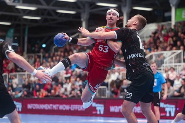 24 11 2023, Handball, Season 2023 2024, 2 Bundesliga, HBL, Liqui Moly HBL, 13 Matchday, TUSEM Essen Eulen Ludwigshafen, f l Julius Rose TuSEM Essen , Julius Meyer Siebert Eulen Ludwigshafen , Essen Am Hallo NRW Germany xRHR PHOTO DEx Copyright: DennisxEwert RHR-FOTOx RHR-FOTO DE