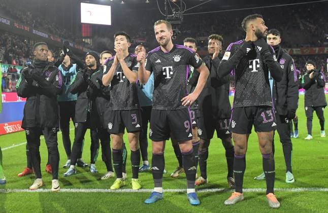 24 11 2023, xblx, Soccer 1 Bundesliga, 1 FC Koeln FC Bayern München emspor, v l bayern celebrates the victory with the fans DFL DFB REGULATIONS PROHIBIT ANY USE OF PHOTOGRAPHS as IMAGE SEQUENCES and or QUASI VIDEO Koeln