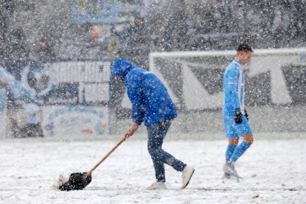 CFC vs FC Viktoria 1889 Berlin 25 11 2023, Chemnitz, Stadion an der Gellertstrasse, Sport, Fußball,Regionalliga Nordost 2023 2024, 15 Spieltag, CFC CFC vs FC Viktoria 1889 Berlin Technical staff of the CFC shovel snow to make the pitch playable Chemnitz Sachsen BRD