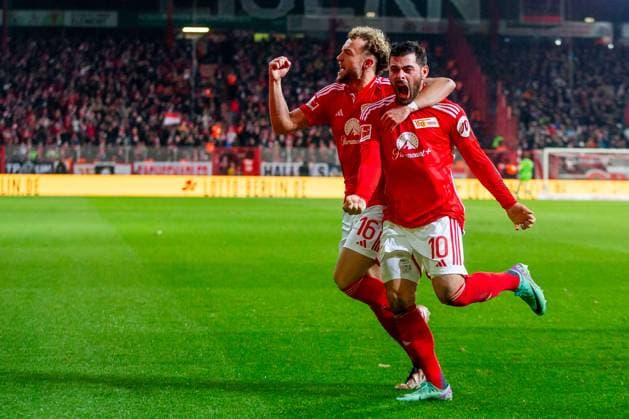 25 11 2023, xfrx, Fussball 1 Bundesliga, Union Berlin FC Augsburg emspor, v l Benedict Hollerbach Union Berlin ,Kevin Volland Union Berlin celebrate the goal,Torjubel zum 1 1 DFL DFB REGULATIONS PROHIBIT ANY USE OF PHOTOGRAPHS as IMAGE SEQUENCES and or QUASI VIDEO Berlin