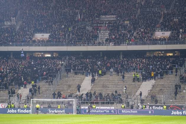 Frankfurt Ultras leave the stadium before kick-off, Eintracht Frankfurt vs VfB Stuttgart, Football, 1 Bundesliga, Matchday 12, Season 2023 2024, 25 11 2023, DFL REGULATES PROHIBIT ANY USE OF PHOTOGRAPHS AS IMAGE SEQUENCES AND OR QUASI VIDEO Eintracht Frankfurt vs VfB Stuttgart, Football, 1 Bundesliga, Matchday 12, Season 2023 2024, 25 11 2023 Frankfurt am Main Copyright: xEibner-Pressefotox xMichaelxBermx EP_EER
