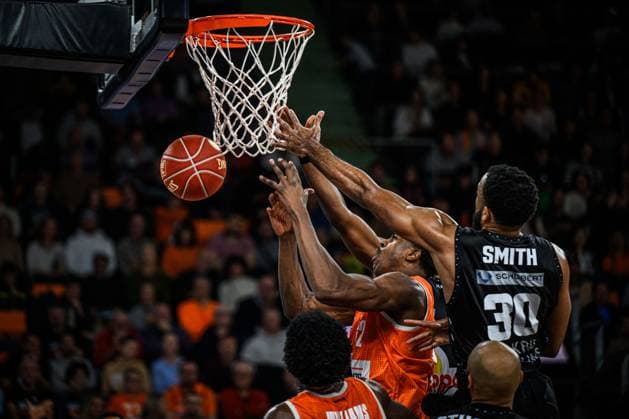 25 11 2023, ratiopharm Arena, Germany, Neu Ulm, ratiopharm ulm vs Hakro Merlins Crailsheim Basketball Bundesliga, Georginho de Paula ratiopharm ulm and Galin Smith Hakro Merlins Crailsheim in a duel Photo H Langer ratiopharm Arena Neu Ulm Germany  541_ulmMER20231125_046 Langer-541