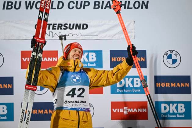 ÖSTERSUND 20231126 Winner Roman Rees, Germany, celebrates after the mens 20 km distance race during the Biathlon World Cup at the Östersund Ski Stadium ÖSTERSUND SWEDEN x10040x  Copyright: xAndersxWiklund TTx SKIDSKYTTE VÄRLDSCUPEN ÖSTERSUND 2023
