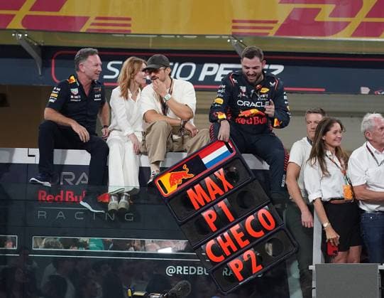 26 11 2023, Yas Marina Circuit, Abu Dhabi, Formula 1 Etihad Airways Abu Dhabi Grand Prix 2023 , in the picture Team Principal Christian Horner Red Bull Racing with his wife Geri Halliwell and actor Orlando Bloom sit on the roof of the Red Bull command post, a mechanic holds a board with the overall result, Max Verstappen NLD , Oracle Red Bull Racing is in 1st place, Sergio Perez MEX , Oracle Red Bull Racing is in 2nd place Abu Dhabi Yas Marina Circuit United Arab Emirates  eu-images-506