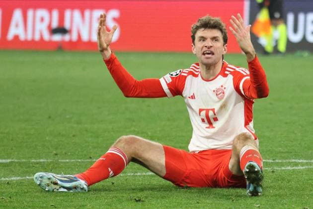 25 Thomas Mueller FCB on the ground, complaining, protesting, after referees decision, football UEFA Champions League FC Bayern Muenchen FC Copenhagen Allianz Arena 29 11 2023 PHOTO Mladen Lackovic LakoPress