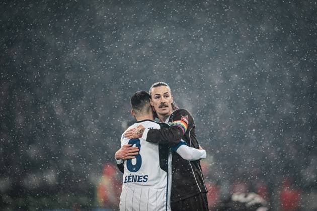 Soccer Men Season 2023 2024 2 Soccer Bundesliga 15 Matchday FC St Pauli vs Hamburger SV 01 12 2023 v l Laszlo Benes 8, HSV and Jackson Irvine 7, FC St Pauli hug after the match Hamburg Millerntor Stadion Hamburg Germany