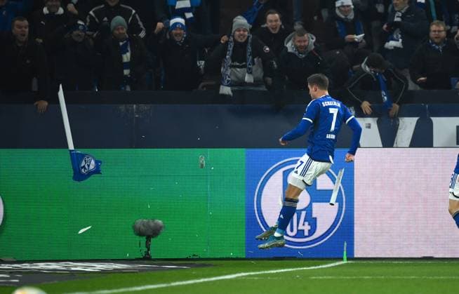 Paul Seguin FC Schalke 04 kicks the corner flag after his goal for 2 0 01 12 2023, Football season 2023 2024, 2 Bundesliga, Matchday 15, FC Schalke 04 VfL Osnabrück 4 0 Gelsenkirchen Veltins Arena Nordrhein Westfalen Germany Team2