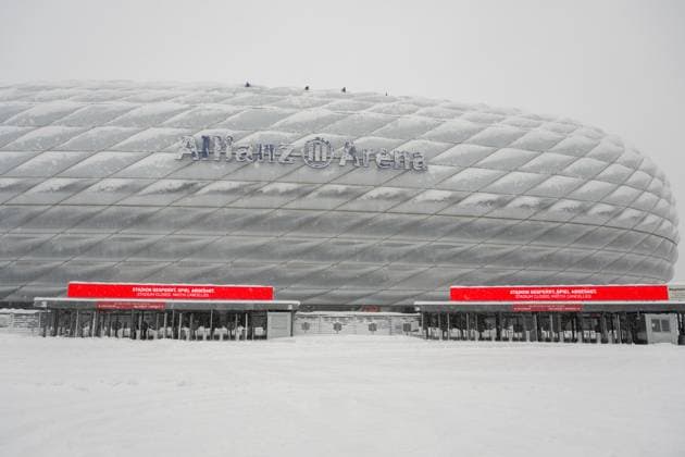 Allianz Arena, snowy, at the entrances the note, stadium closed match canceled, FC Bayern Muenchen vs 1 FC Union Berlin, Football, Bundesliga, 13 Matchday, 02 12 2023 DFB regulations prohibit any use of photographs as image sequences and or quasi video Muenchen Bayern Germany Copyright: xkolbert-press UlrichxGamelx
