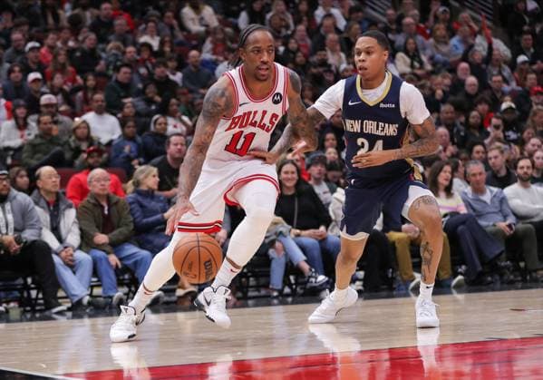 CHICAGO, IL - DECEMBER 02: Jordan Hawkins 24 of the New Orleans Pelicans guards DeMar DeRozan 11 of the Chicago Bulls during the second half at the United Center on December 2, 2023 in Chicago, Illinois. (Photo by Melissa Tamez Icon Sportswire) NBA, Basketball Herren, USA DEC 02 Pelicans at Bulls EDITORIAL USE ONLY Icon23120157