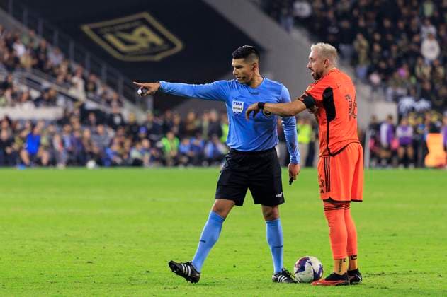 December 2, 2023, Los Angeles, California, USA: Hector Herrera 16 of the Houston Dynamo gets ready to take a free kick during their Western Conference Final of the Audi 2023 MLS, Fussball Herren, USA Cup Playoffs against the Los Angeles Football Club held on Saturday December 2, 2023 at the BMO Stadium in Los Angeles, California. Los Angeles Football Club defeats Houston Dynamo, 2-0 to win the Western Conference Final. JAVIER ROJAS PI Los Angeles USA - ZUMAp124 20231202_zaa_p124_100 Copyright: xJavierxRojasx