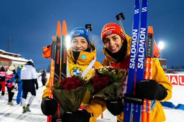 231203 Franziska Preuss of Germany and Vanessa Voigt of Germany celebrate after competing in women s 10 km pursuit during the IBU World Cup on December 3, 2023 in Östersund Photo Petter Arvidson BILDBYRAN code PA PA0701 biathlon biathlon biathlon world cup ibu world cup jaktstart pursuit bbeng dam  Copyright: PETTERxARVIDSON BB231203PA156