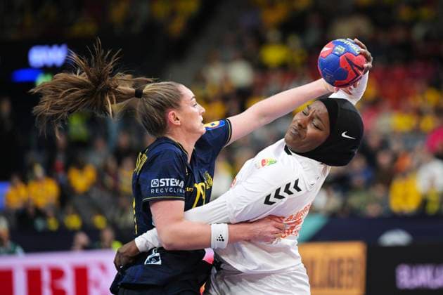 GOTHENBURG 20231203 Swedens Kristin Thorleifsdottir and Senegals Doungou Camar during sundays match in the World Handball World Cup, group A, between Senegal and Sweden in Scandinavium GÖTEBORG Sweden x9200x  Copyright: xBjörnxLarssonxRosvall TTx HANDBALL WORLD CUP 2023 SENEGAL-SWEDEN
