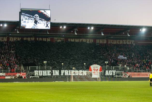 03 12 2023, Soccer, GER, Season, 3 Liga, Matchday 17, SSV Jahn Regensburg SC Freiburg II Minute of silence in memory of the deceased Jahn player Agyemang Diawusie DFL REGULATIONS PROHIBIT ANY USE OF PHOTOGRAPHS AS IMAGE SEQUENCES AND OR QUASI VIDEO Regensburg Bavaria Germany Jahnstadion Regensburg