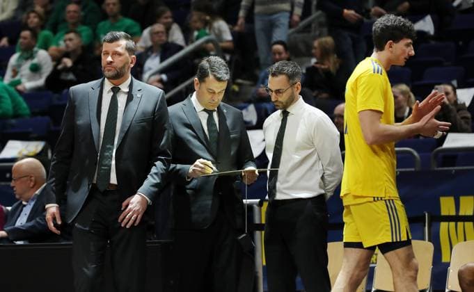Co-coach Sebastian Trzcionka, coach Israel Gonzales with tactics board, co-coach Thomas Päch, Gabriele Procida Sport Basketball Euroleague EL Men Season 2023 2024 05 12 2023 ALBA Berlin vs Zalgiris Kaunas