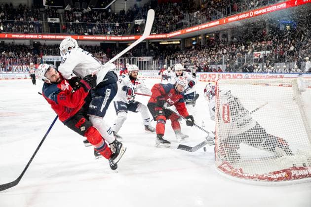 08 12 2023 Ice Hockey Season 2023 2024 Penny DEL Nuremberg Ice Tigers Icetigers Adler Mannheim ThHa xthxhax Charlie Gerard 95, Nuremberg Ice Tigers, Nuernberg Ice Tigers in front of Felix Brückmann Brueckmann 90, Adler Mannheim Check by Jordan Murray 8, Adler Mannheim