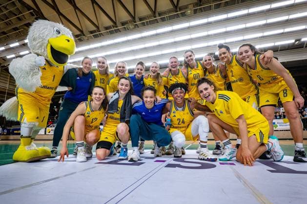 Basketball Berlin 08 12 2023 Season 2023 2024 1 Bundesliga DBBL Alba Berlin GISA LIONS MBC Cheering Alba after the victory Albatros mascot Lena Gohlisch Alba, No 12 Tessa Stammberger Alba, No 06 Wiebke Schwartau Alba, No 13 Nina Rosemeyer Alba, No 11 Lucy Reuß Alba, No 05 Reuss Deeshyra Thomas Alba, No 24 Laina Snyder Alba, No 09 Maggie Mulligan Alba, No 00 Margaret Marie Bertholdt Alba, No 04 Stefanie Grigoleit Alba, No 02 Theresa Simon Alba, No 03 Henriette Höfermann Alba, No 08 and others
