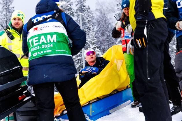 231209 Marcus Grate of Sweden get medical assistance after the Mens Sprint quarter final during the FIS Cross Country World Cup on December 9, 2023 in Östersund Photo Johan Axelsson BILDBYRAN COP 245 JA0159 skidor cross country skiing langrenn världscupen fis cross country world cup sprint sverige bbeng kvartfinal  Copyright: JOHANxAXELSSON BB231209JA114