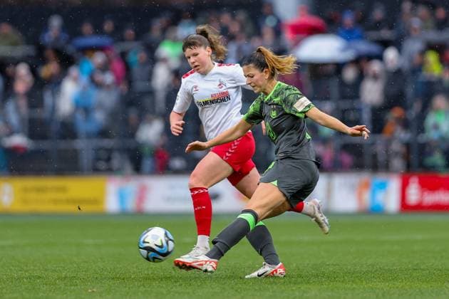 Google Pixel Womens Bundesliga 2023 2024, 1 FC Köln VFL Wolfsburg Chantal Hagel WOB, 7 plays the ball in front of Adriana Achcinska FC, 9 Köln Franz Kremer Stadion Nordrhein Westfalen Germany