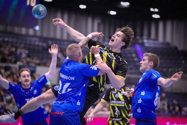 10 12 2023, Handball, Düsseldorf, Mitsubishi Electric Halle, Liqui Moly Handball Bundesliga, Matchday 16, Season 2023 2024, Bergischer HC TVB Stuttgart Fynn Nicolaus TVB Stuttgart is tied down by Linus Arnesson Bergischer HC and Tim Nothdurft Bergischer HC NRW Germany