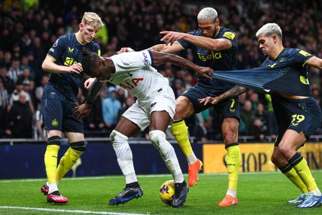 Tottenham gegen Newcastle 10. Dezember 2023, London Premier League Fußball Tottenham Hotspur gegen Newcastle United Yves Bissouma von Tottenham Hotspur ist umgeben von Anthony Gordon, Joelinton und Bruno Guimaraes von Newcastle United Foto Charlotte Wilson Offside London UK  Copyright: xCharlottexWilsonx xOffsidexOffside