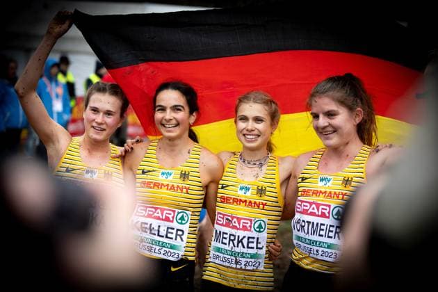 SPAR European Cross Country Championships 2023 Brussels BEL , 10 12 2023 Happy about the silver medal in the junior U23 team competition from left Mia JURENKA GER , Jessica KELLER GER , Lisa MERKEL GER and Anneke VORTMEIER GER SPAR European Cross Country Championships on 10 12 2023 in Laeken Park in Brussels Belgium Copyright: xBEAUTIFULxSPORTS R.xSchmittx