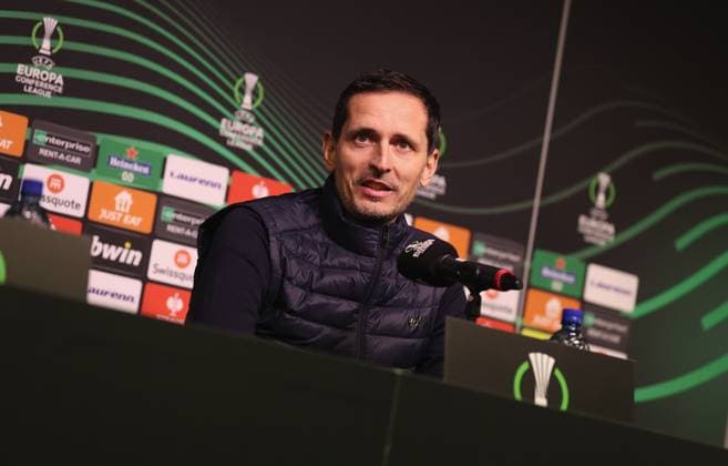 13 12 2023, Football UEFA Europa Conference League, Press conference before Aberdeen FC Eintracht Frankfurt, emonline, emspor, v l , Coach Dino Toppmöller Eintracht Frankfurt at the press conference DFL DFB REGULATIONS PROHIBIT ANY USE OF PHOTOGRAPHS AS IMAGE SEQUENCES AND OR QUASI VIDEO xdcx Copyright: HMBxMedia