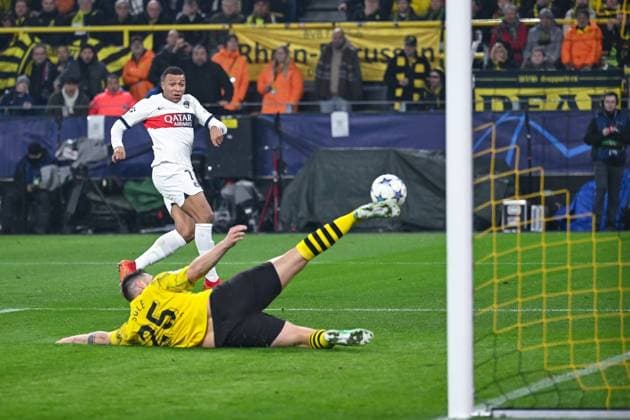 13 12 2023, Soccer, UCL, UEFA Champions League, Group stage, Matchday 6, Season 2023 2024, Borussia Dortmund Paris St Germain, Niklas Süle Borussia Dortmund clears in the last second against Kylian MbappÃ Paris St Germain xRHR PHOTO TKx Copyright: TeresaxKroeger RHR-FOTOx RHR-FOTO TK