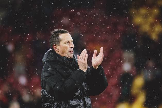 12 12 2023, Red Bull Arena, Salzburg, AUT, UEFA CL, FC Red Bull Salzburg vs Benfica Lisbon, Group D, pictured cheering coach Roger Schmidt Benfica cheering coach Roger Schmidt Benfica during the UEFA Champions League group D match between FC Red Bull Salzburg and Benfica Lisbon at the Red Bull Arena in Salzburg, Austria on 2023 12 12 Expa Salzburg  EP_fei
