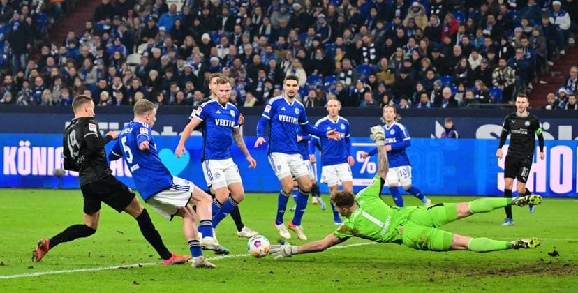 15 12 2023 Soccer Season 2023 2024 2 Soccer Bundesliga 17 Matchday FC Schalke 04 S04 SpVgg Greuther Fürth Kleeblatt Sportfoto Zink xwoxzix DFL regulations prohibit any use of photographs as image sequences and or quasi video only for editorial use Tim Lemperle 19, SpVgg Greuther Fürth Derry John Murkin 5, FC Schalke 04 S04 Ralf Fährmann Faehrmann 1, FC Schalke 04 S04