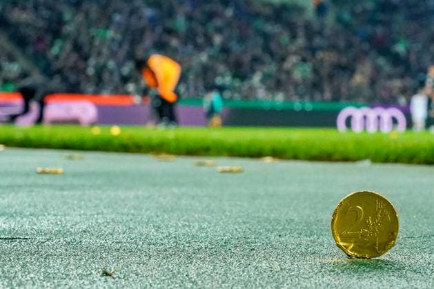 GER, 1 FBL, Borussia Moenchengladbach vs SV Werder Bremen 15 12 2023, Stadion im Borussia Park, Moenchengladbach, GER, 1 FBL, Borussia Moenchengladbach vs SV Werder Bremen im Bild picture shows Feature Impressions Borussia Moenchengladbach fans throw golden chocolate talers onto the pitch in protest against the DFL nordphotoxGmbHx xgumzmedia nphgm001
