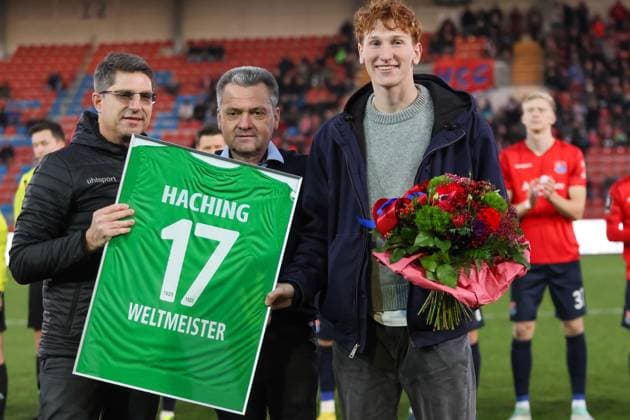 Manfred Schwabl SpVgg Unterhaching, President with World Champion Konstantin Heide SpVgg Unterhaching, 24 , Honor, SpVgg Unterhaching vs SC Preussen Muenster, Football, 3 Liga, 19 Matchday, Season 23 24, 16 12 2023, DFL REGULATES PROHIBIT ANY USE OF PHOTOGRAPHS AS IMAGE SEQUENCES, SpVgg Unterhaching vs SC Preussen Muenster, Football, 3 Liga, Matchday 19, Season 23 24, 16 12 2023 Unterhaching Copyright: xEibner-Pressefoto JennixMaulx EP_JML