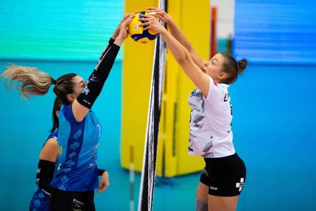 2 Bundesliga Women Pro Schwarz Weiss Erfurt vs SSC Freisen Erfurt 16 12 2023 Mira Bohlen 1 SSC Freisen vs Isabella Noble 5 Schwarz Weiss Erfurt 2 Bundesliga Women Pro Schwarz Weiss Erfurt vs SSC Freisen Riethsporthalle Erfurt 16 12 2023 Copyright: xBEAUTIFULxSPORTS Duehringx