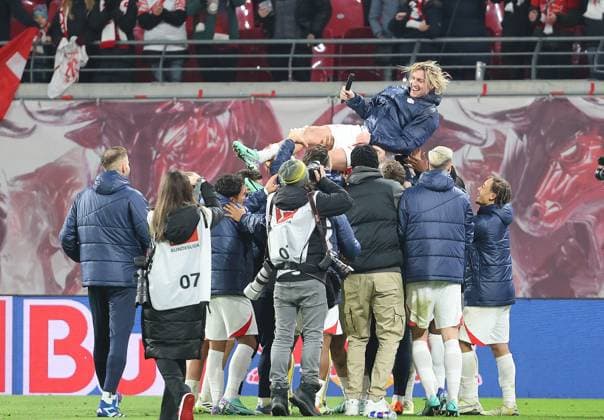 GER, 1 Bundesliga, RB Leipzig TSG Hoffenheim 16 12 2023, Leipzig, Red Bull Arena, GER, Saison 2023 2024, 1 Bundesliga, 15 Spieltag, RasenBallsport Leipzig vs TSG Hoffenheim im Bild Emil Forsberg Leipzig leaves the club after 9 years and is celebrated by the team DFL regulations prohibit any use of photographs as image sequences and or quasi video
