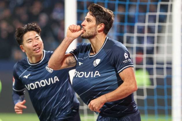 1 Bundesliga VfL Bochum Union Berlin on 16 12 2023 at the Vonovia Ruhrstadion in Bochum Cheers, goal celebration, goal scorer, goal scorer Goncalo Paciencia Bochum 9 cheers after his goal for 2 to 0 with Takuma Asano Bochum 11 MH
