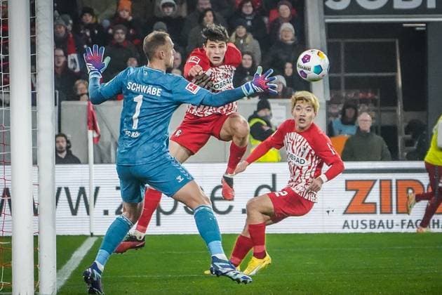 SC Freiburg 1 FC Köln Soccer 1 Bundesliga 2023 2024, Matchday 15, SC Freiburg 1 FC Köln , Europa Park Stadion, Freiburg Freiburgs Merlin Röhl heads the ball to his teammate Freiburgs Michael Gregoritsch who converts it to make it 1-0 Cologne goalkeeper Marvin Schwäbe cannot keep it out Goal scene, development, course of play