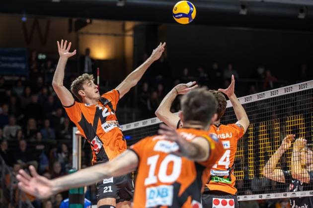 17 12 23, Berlin, Volleyball 1 Bundesliga, Men, Matchday 9, BR Volleys SSC Karlsruhe, Max Schmeling Halle Berlins Tobias Krick plays the ball over the net BR Volleys SSC Karlsruhe
