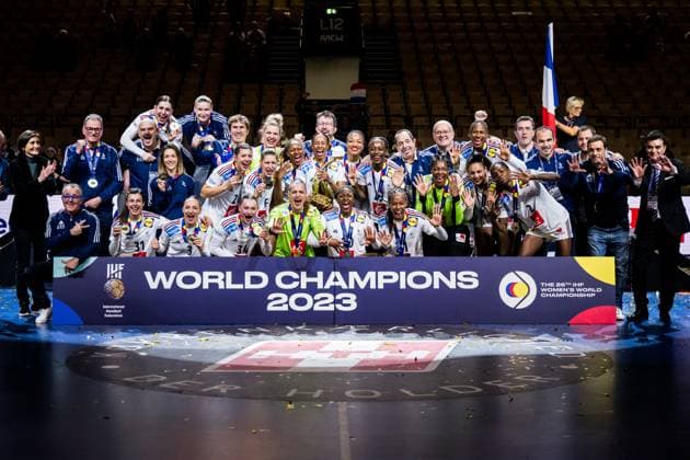 231217 Players of France celebrate after the IHF Women?s World Championship handball final between France and Norway on December 17, 2023 in Herning Photo Petter Arvidson BILDBYRAN code PA PA0717 handball handboll handball bbeng vm handball vm handbolls vm ihf handball world championship world handball championship 2023 world championship 2023 france norway norge france dam final jubel  Copyright: PETTERxARVIDSON BB231217PA417